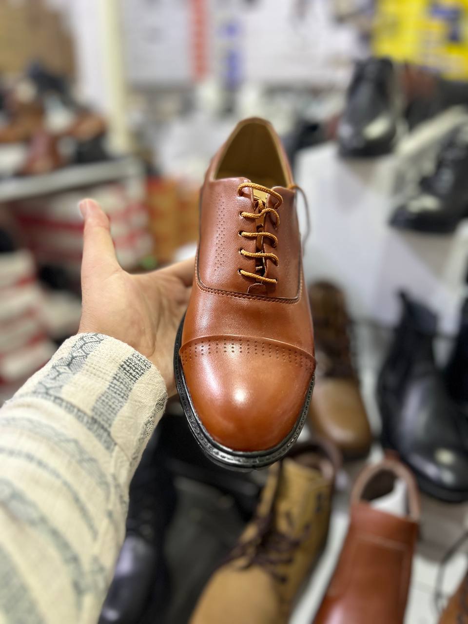 کفش مجلسی مردانه عسلی چرم صنعتی