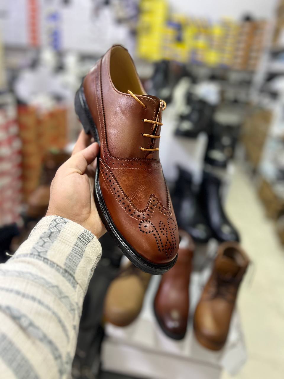 کفش مجلسی مردانه هشترگ عسلی چرم صنعتی